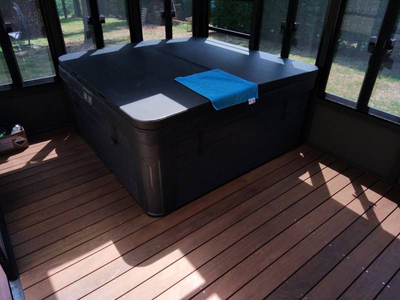 Habillage intérieur et extérieur d’un gazebo en bois exotique Ipe a Lentilly