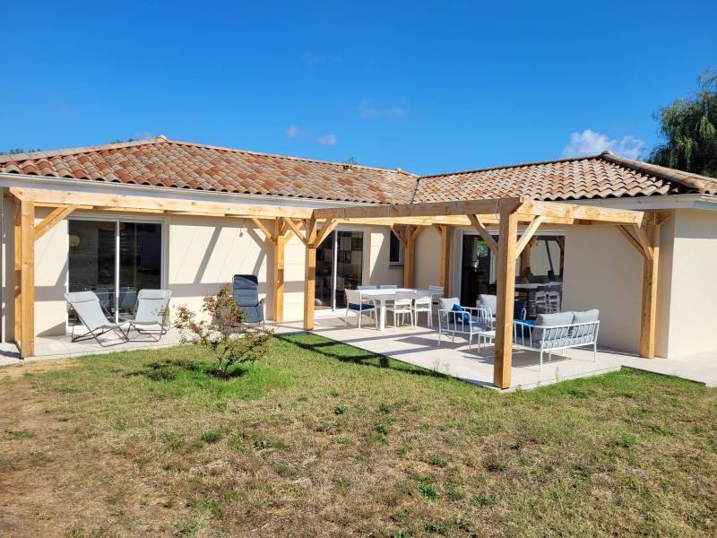 Conception et réalisation d’une pergola en bois en douglas à Messimy sur Saône