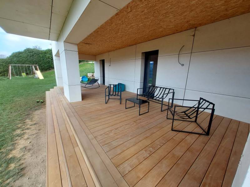 terrasse et escaliers en GARAPA sur la commune de Valsonne